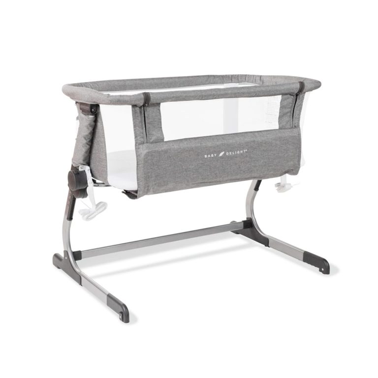 Baby Delight Beside Me Dreamer bedside bassinet on a plain white background